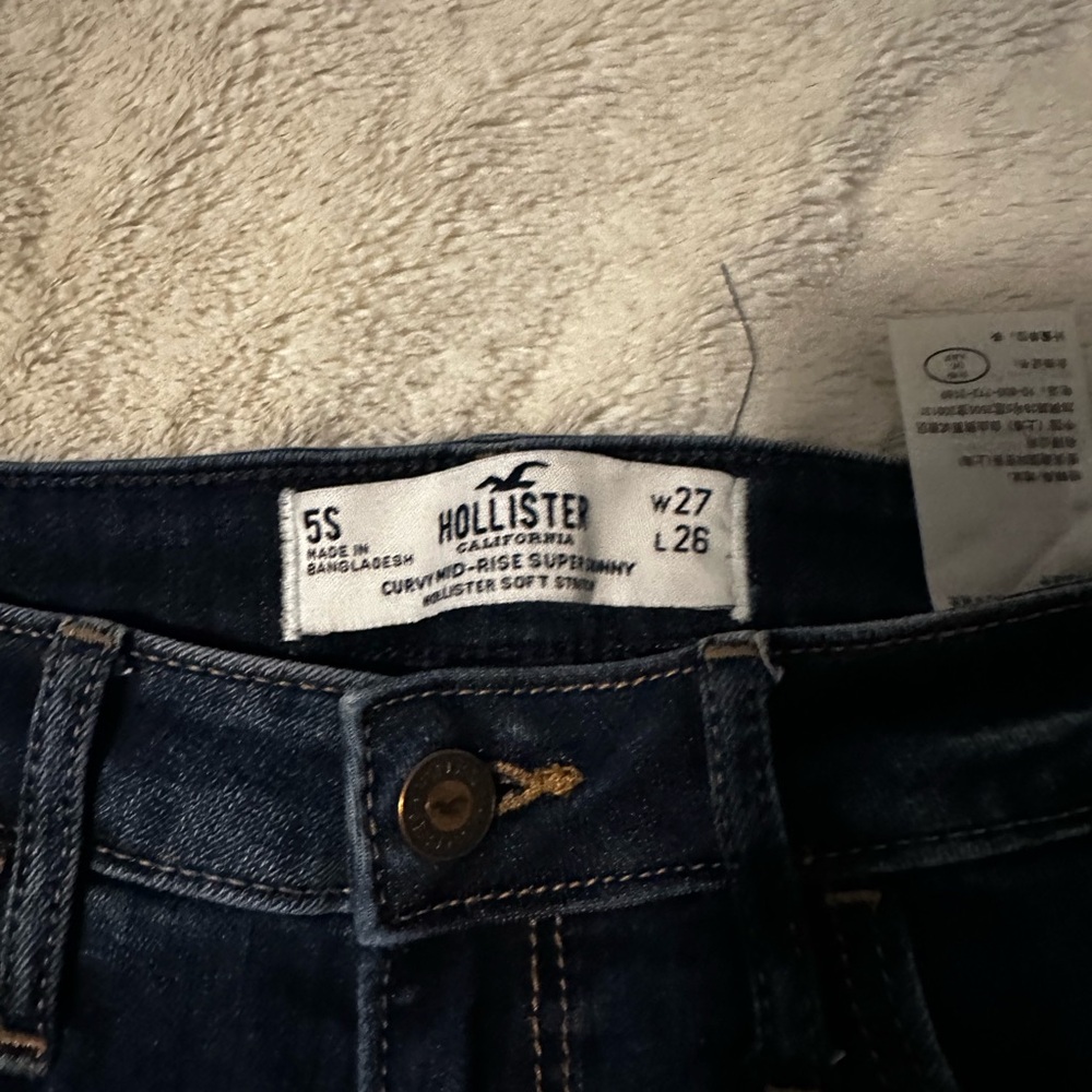 HOLLISTER | Dark Wash Ripped Jeans - Picture 4 of 6
